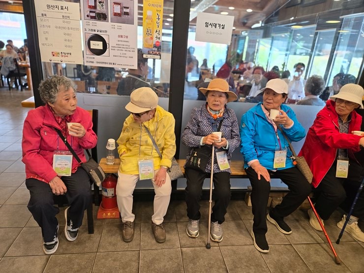 어르신 나들이011(용량다운).jpg
