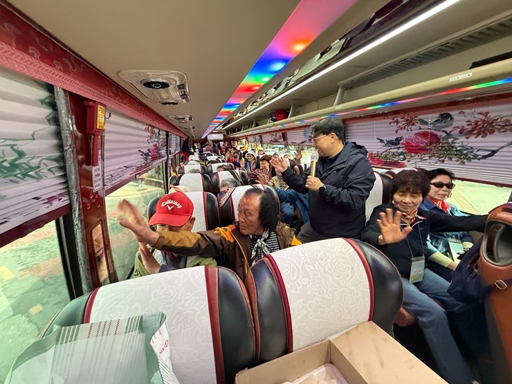 어르신 나들이002(용량다운).jpg